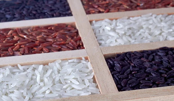 ahşap arka planda Mix pilav