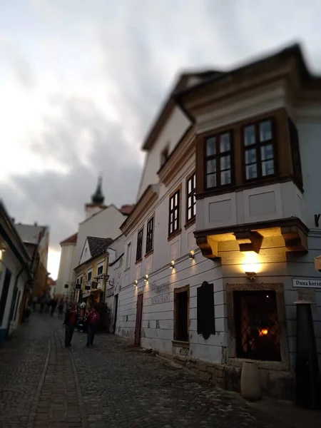 Skupina lidí kráčejících před budovou v Szentendre — Stock fotografie