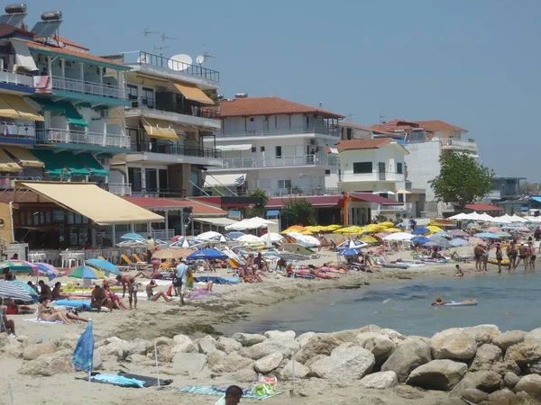 Una spiaggia affollata — Foto Stock