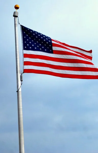 Amerikanische Flagge auf schwimmendem Himmel — Stockfoto
