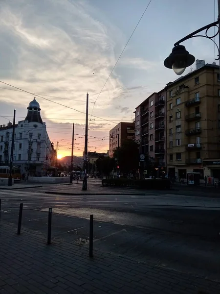 Un semaforo di Budapest seduto sul ciglio di una strada — Foto Stock