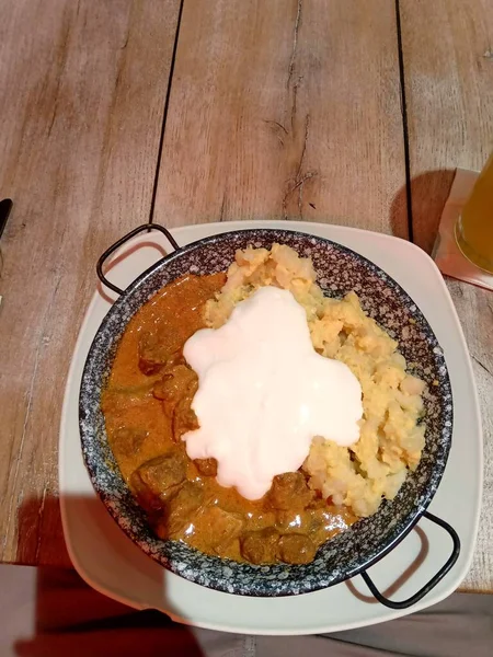 Queso de cabaña con estofado de ternera y grandes porciones de crema agria —  Fotos de Stock