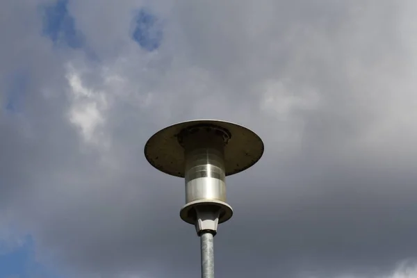 A close up of a street lamp in front of a cloudy sky — Stock Photo, Image