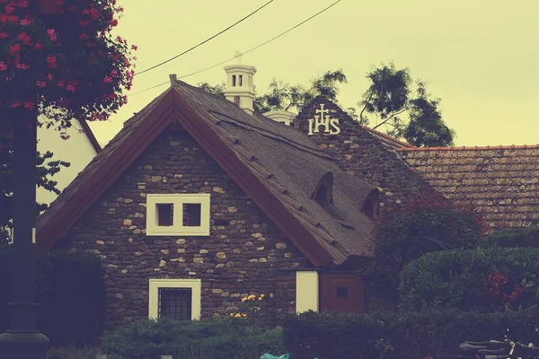 Une maison noire avec des arbres en arrière-plan — Photo