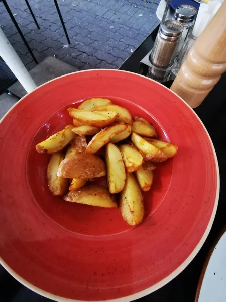 Patatas frescas en la mesa roja —  Fotos de Stock