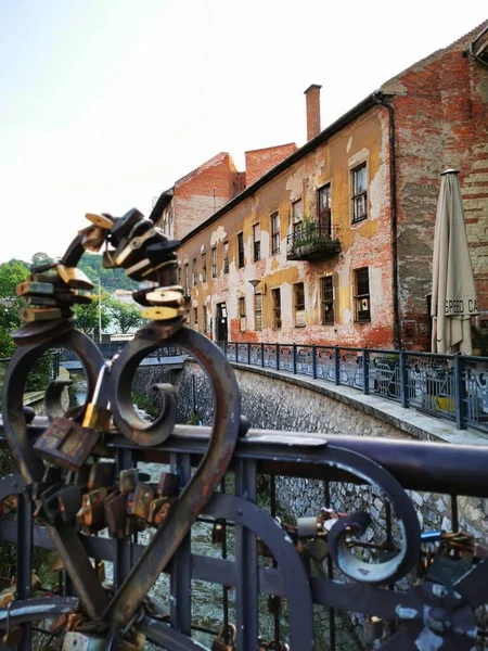 Miskolc 메인 거리에 있는 사랑의 자물쇠 — 스톡 사진