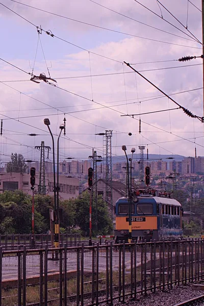 Un tren sobre una vía de acero en Budapest — Foto de Stock