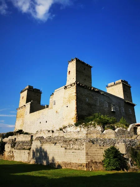 Um castelo no topo de um edifício de pedra — Fotografia de Stock