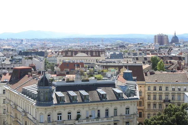 Una vista de una ciudad Wien con grandes edificios en el fondo —  Fotos de Stock