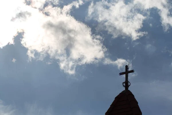 La cruz en la parte superior de la iglesia y el hermoso cielo azul —  Fotos de Stock