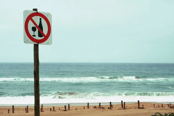 Álcool é proibido de beber mesa de sinais na praia — Fotografia de Stock