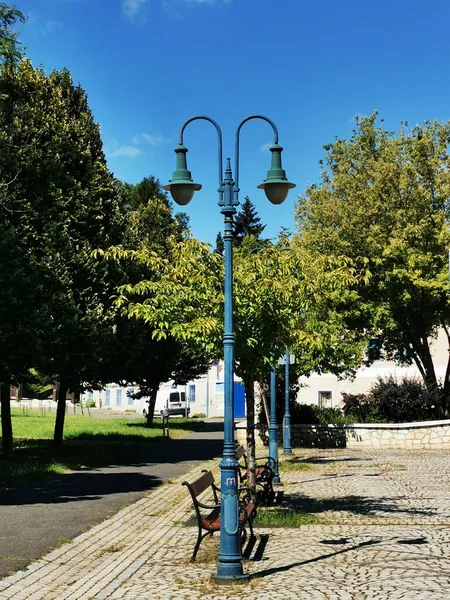 Уличное освещение и парк в Мишкольце — стоковое фото