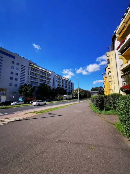 Stadtsilhouette mit Autos und Plattenbauten in Miskolc — Stockfoto