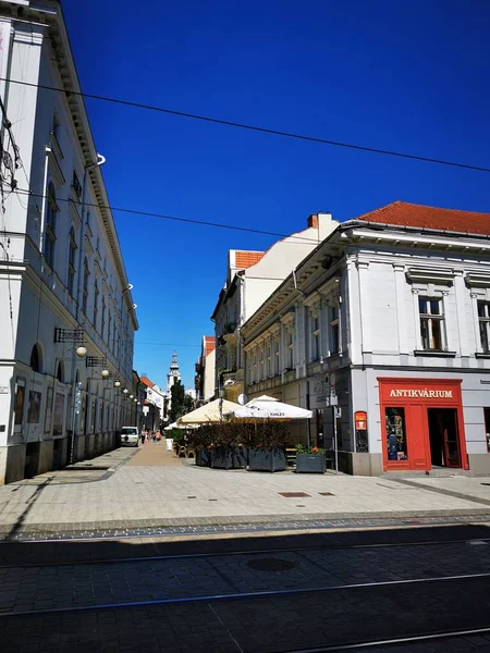MISKOLC, HUNGARY. 09 июня 2020 года. Здание с табличкой на обочине улицы — стоковое фото