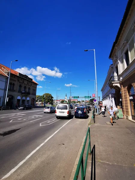 Zbliżenie ruchliwej ulicy miasta w Miskolcu — Zdjęcie stockowe