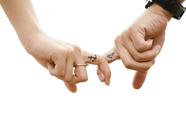 Влюбленные пары держат друг друга за пальцы, как символ их любви. — стоковое фото