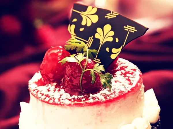 Мягкий фокус торта, увенчанный ягодами и шоколадом — стоковое фото