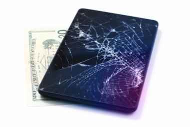 Bir tablette kırık ekran fotoğrafları ve beyaz izole 20 dolar. Hasarlı ekranlı tablet.