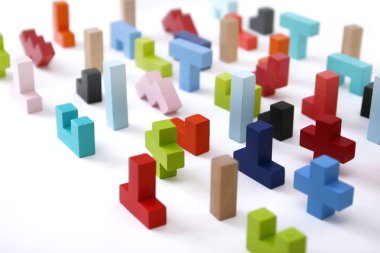 Tahta renkli 3 boyutlu geometrik şekiller beyaz bir arkaplanda kaotik düzende dizilmiş. Sunum için kapak şablonu, broşür, web, afiş, katalog, poster, kitap, dergi 