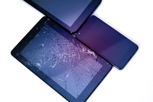 Φωτογραφίες από σπασμένη οθόνη σε ένα δισκίο και μαύρο κινητό απομονωμένο σε λευκό. Tablet με κατεστραμμένη οθόνη. — Φωτογραφία Αρχείου