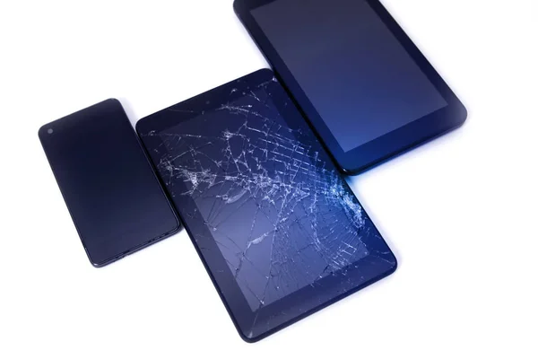 Zdjęcia z pękniętego wyświetlacza na tablecie i czarnym telefonie komórkowym na białym tle. Tablet z uszkodzonym ekranem. — Zdjęcie stockowe
