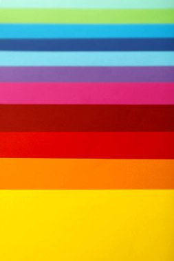 Birkaç parlak renkli kağıt levhaların geometrik bileşimi. Tasarım, sunum, broşür, web, afiş, katalog, poster, kitap, dergi için uygun arka plan 