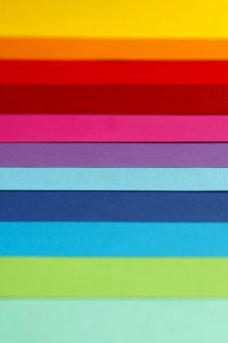 Birkaç parlak renkli kağıt levhaların geometrik bileşimi. Tasarım, sunum, broşür, web, afiş, katalog, poster, kitap, dergi için uygun arka plan 