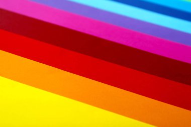 Birkaç parlak renkli kağıt levhaların geometrik bileşimi. Tasarım, sunum, broşür, web, afiş, katalog, poster, kitap, dergi için uygun arka plan 