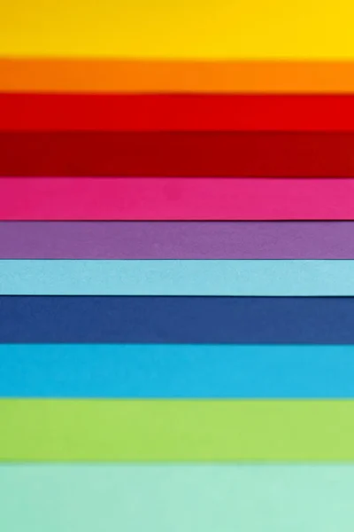 Геометрический состав нескольких ярких цветных листов бумаги. Подходящий фон для вашего дизайна, презентации, брошюры, веб, баннера, каталога, плаката, книги, журнала — стоковое фото