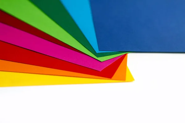 Composition géométrique de plusieurs feuilles de papier aux couleurs vives. Contexte approprié pour votre conception, présentation, brochure, web, bannière, catalogue, affiche, livre, magazine — Photo