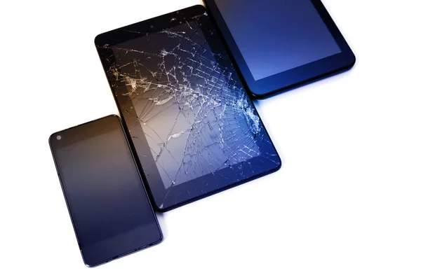 Fotos de pantalla agrietada en una tableta y un teléfono celular negro aislado en blanco. Tableta con pantalla dañada . — Foto de Stock