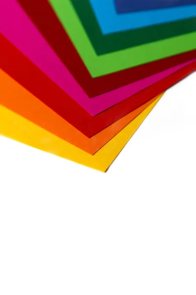 Composition géométrique de plusieurs feuilles de papier aux couleurs vives. Contexte approprié pour votre conception, présentation, brochure, web, bannière, catalogue, affiche, livre, magazine — Photo