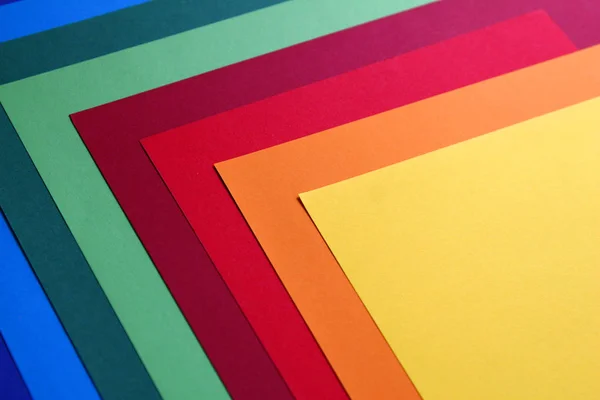 Composizione geometrica di parecchi fogli a colori lucenti di carta. Sfondo adatto per il vostro disegno, presentazione, brochure, web, banner, catalogo, poster, libro, rivista — Foto Stock