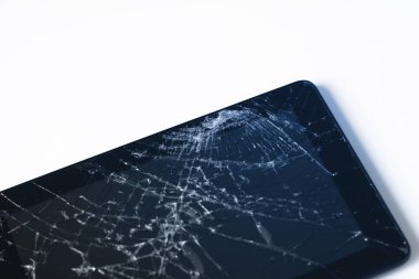 Kırık görüntülerin fotoğrafları beyaza izole edilmiş bir tablette. Hasarlı ekranlı tablet.