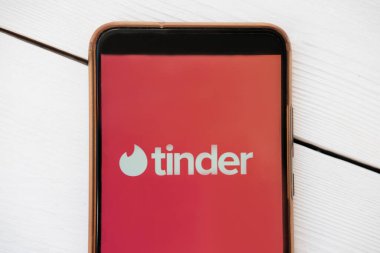 Tinder logosu akıllı telefon ekranında, Illustrative editorial image, Tinder bir sosyal arama ve flört mobil uygulamasıdır. Yalnızlık ve tek yaşayan konsept. Strezhevoy, Rusya 28 Mayıs 2020
