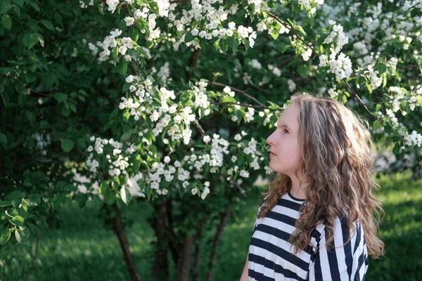Beautiful Teenage Girl Curly Hair Standing Blooming Apple Tree Curly — Stock Photo, Image
