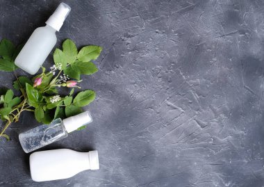 Farklı kozmetik formlarda kolajen peptidler. Kolajen losyonu, peptit jeli ve siyah arka planda losyon. Beyaz şişelerde kozmetik ürünler. Cilt bakımı için kolajen kremi. düz üst görünüm.