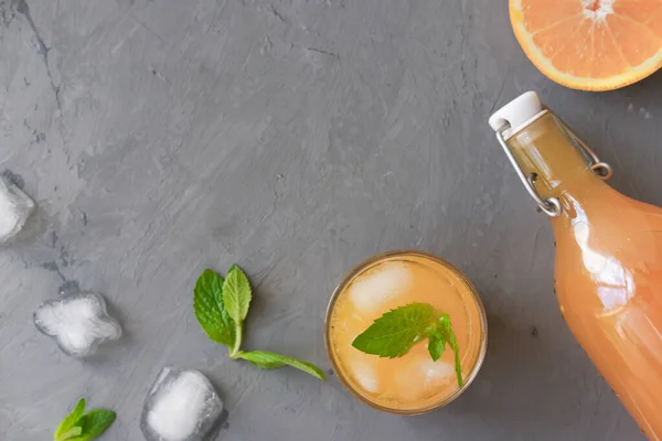 오렌지 주스를 얼음을 유리잔에 넣는다 오렌지와 칵테일 재료로 쓰인다 여름뜨거운 — 스톡 사진