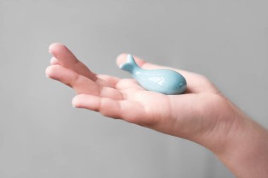 İnsan eli mavi balinayı tutuyor.