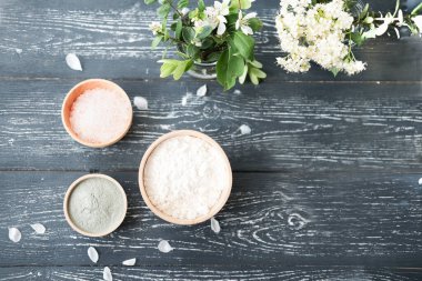 Evde güzellik hizmeti. Evde kilden maske yapmak ya da ovalamak. Temizlik maskesi, deniz tuzu, kolajen tozu için bileşenler. Üst Manzara. ev spa ve yüz bakımı.