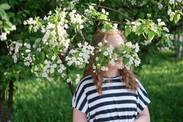Beautiful Teenage Girl Curly Hair Hiding Blooming Apple Tree Curly — Stock Photo, Image