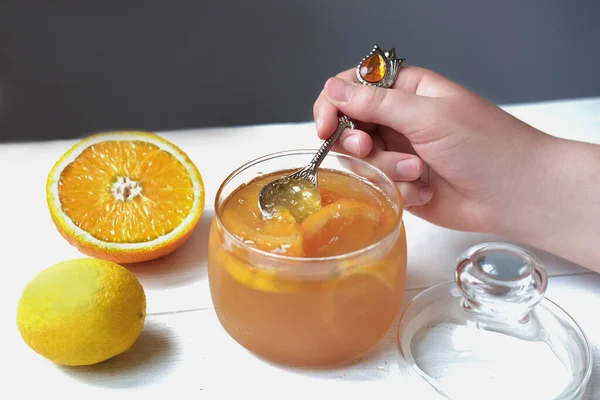 오렌지와 잼으로 수저를 대들의 집에서 오렌지 마멀레이드 식사는 스타일이다 수확해서 — 스톡 사진