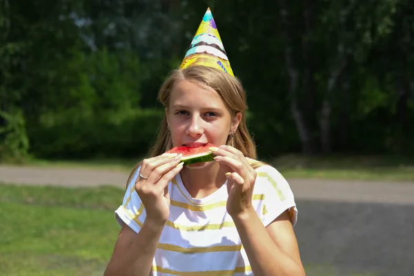 Vacker tonåring flicka äter en vattenmelon — Stockfoto