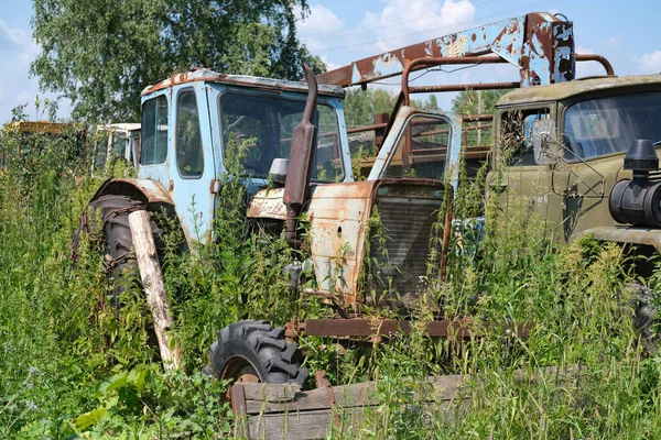Trator abandonado enferrujado. vintage velho equipamento agrícola . — Fotografia de Stock