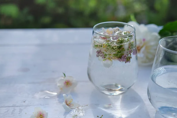 Bebidas de boda jardín. bebida no alcohólica transparente — Foto de Stock