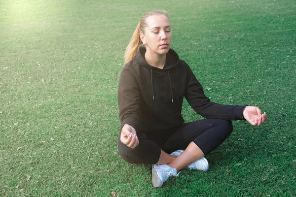 Hermosa Mujer Mediana Edad Sentada Sobre Una Hierba Yoga Asana — Foto de Stock