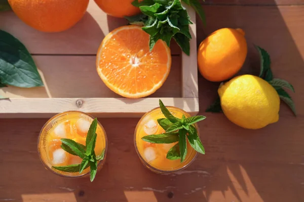 오렌지 칵테일과 오렌지 위에서 탁에는 즙에다 레몬을 섞는다 뒷마당에서 열리는 — 스톡 사진