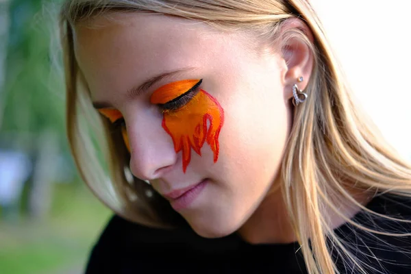 Belle Adolescente Avec Peinture Sur Visage Fille Blonde Avec Feu — Photo