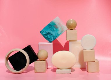 farklı sabun çeşitleri. Moda geometrik tarzı. Pembe arka planda organik ve doğal sabun kalıpları. El yapımı sabun çeşitli şekillerde. temizlik ve spa konsepti.