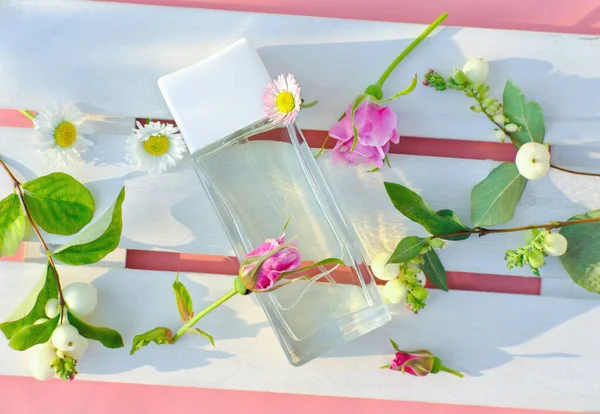 Blumenduftflasche Mit Weißen Und Rosa Blüten Auf Weißem Holztablett Markenfreies — Stockfoto